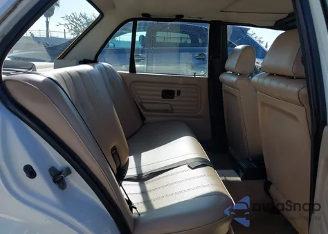 1990 BMW 325 I Automatic z USA, uszkodzony, nr VIN WBAAD2315LED28367